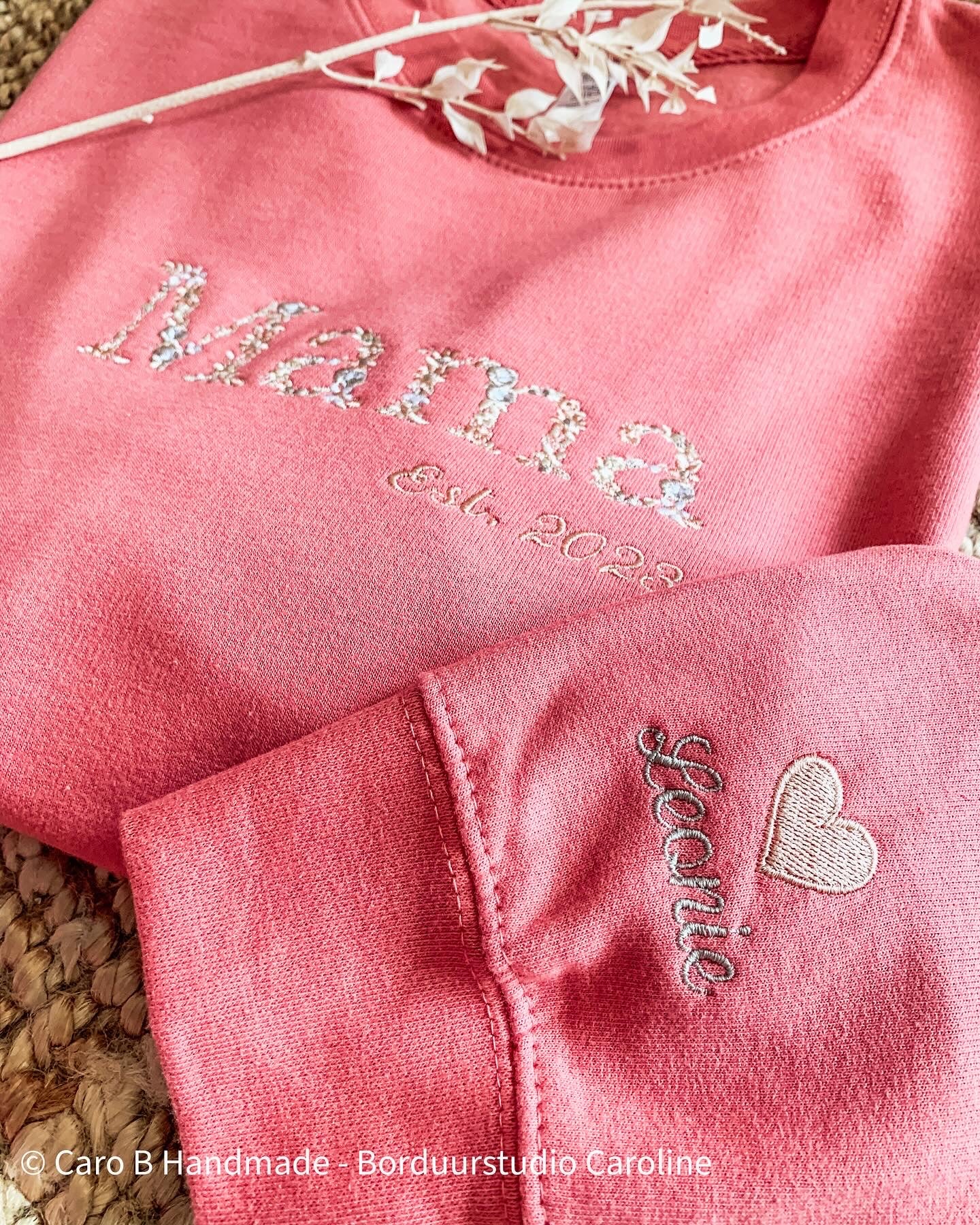 mama sweater - mama trui met de naam van de kindjes - geborduurd op de mouw - borduren van bedrijfskleding - Caro B Handmade - Borduurstudio Caroline - Merchtem