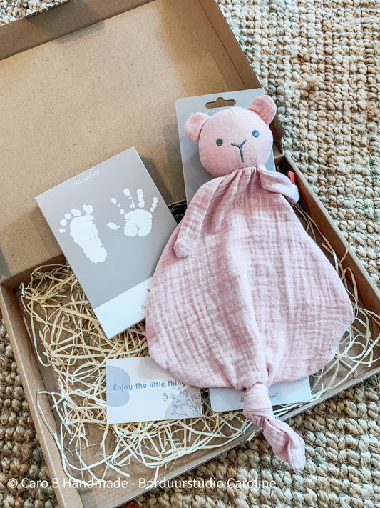 Knuffeldoek geborduurd met naam - brievenbusdoos - afdruk de voetjes van je baby - Caro B Handmade