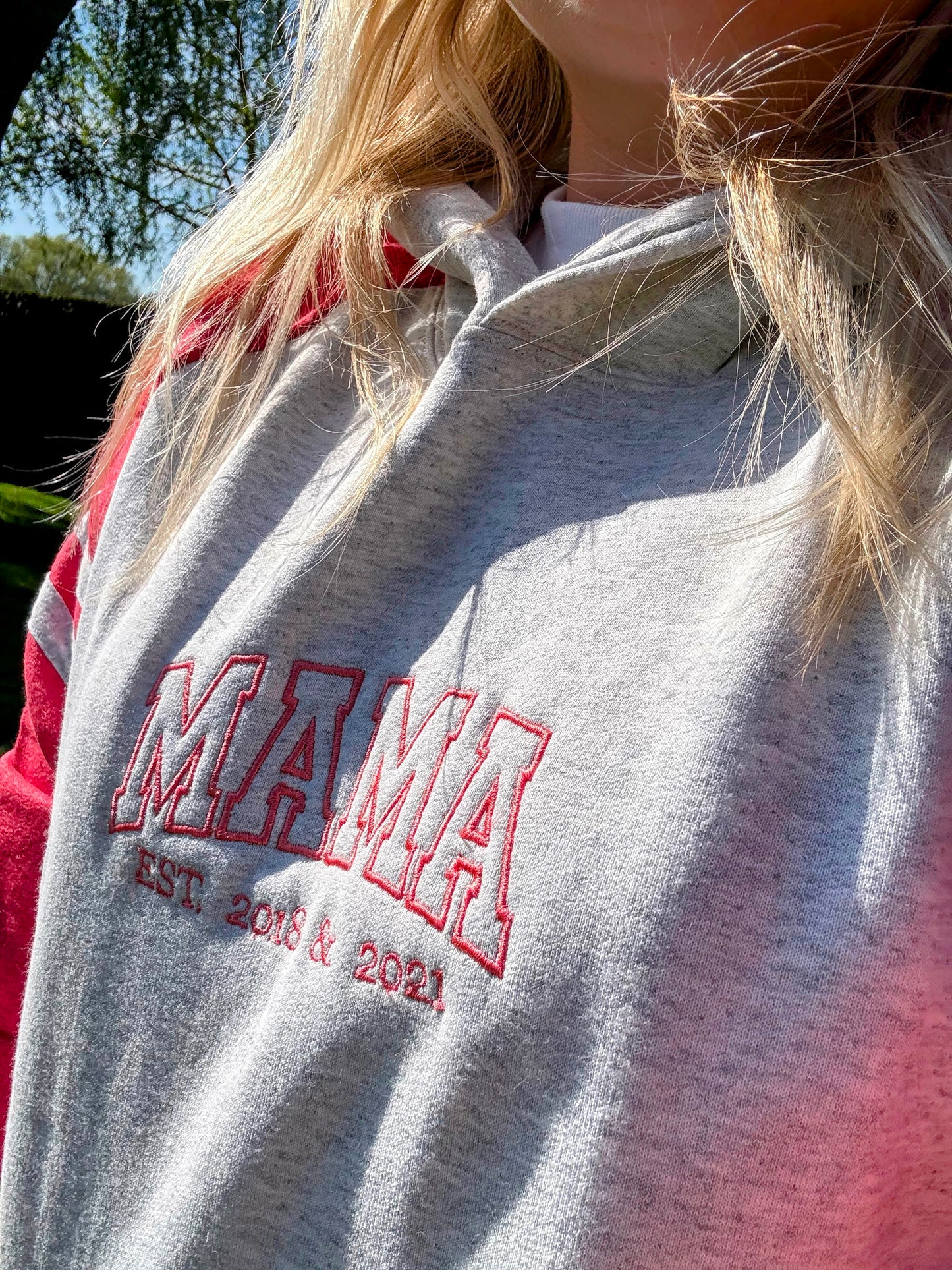 MAMA Varsity Hoodie met Naam of Jaartal van je Kind(jes) - Geborduurd