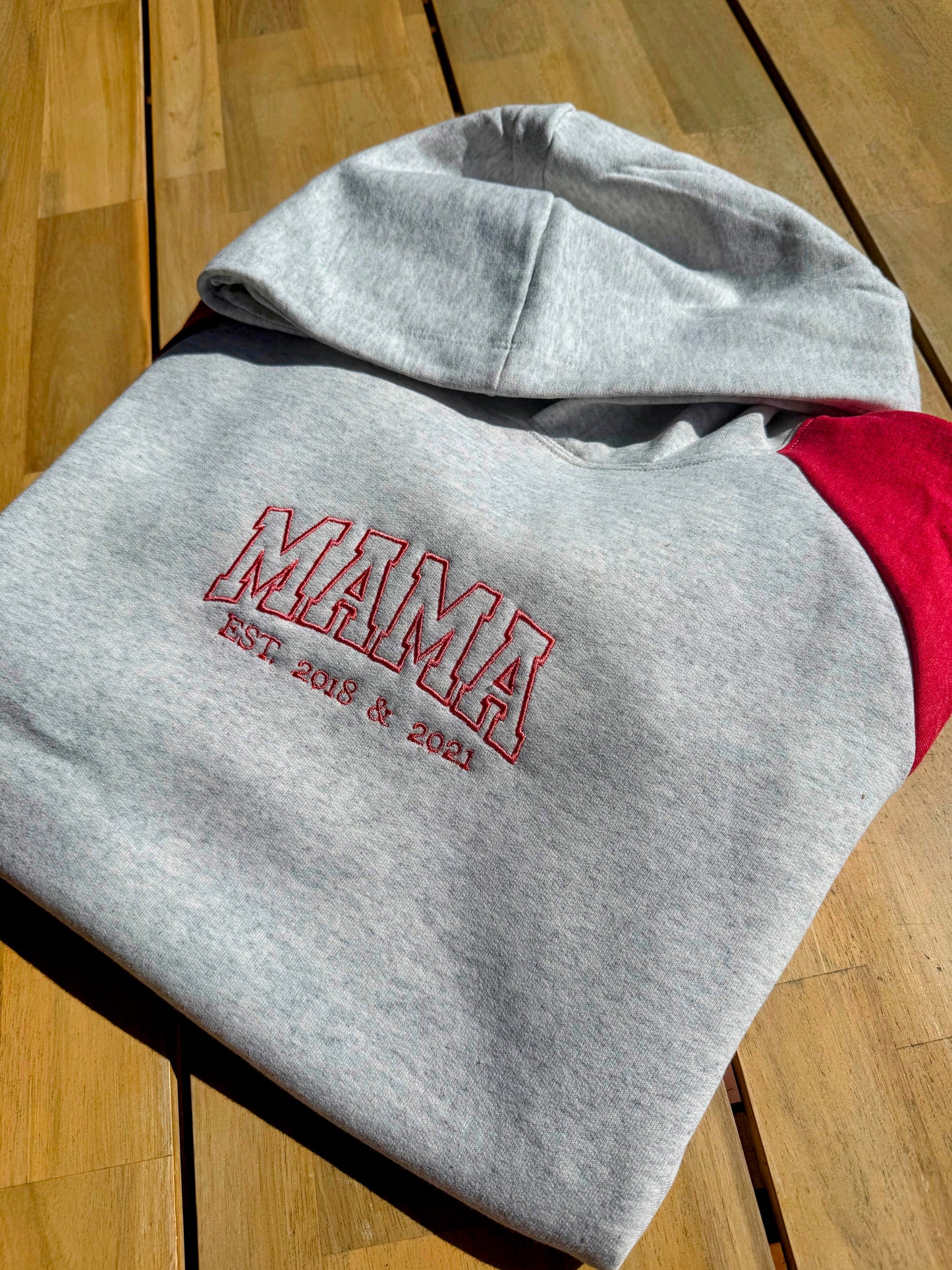 MAMA Varsity Hoodie met Naam of Jaartal van je Kind(jes) - Geborduurd