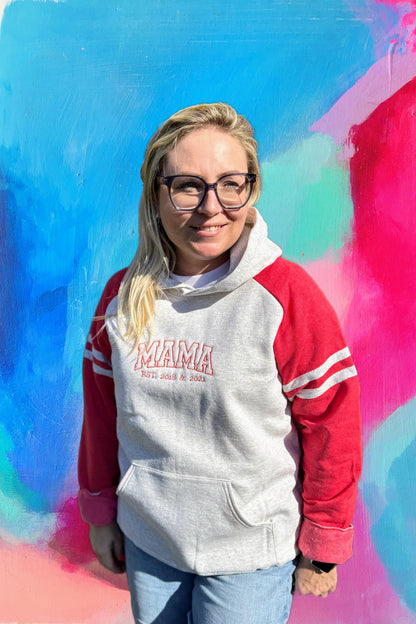 MAMA Varsity Hoodie met Naam of Jaartal van je Kind(jes) - Geborduurd