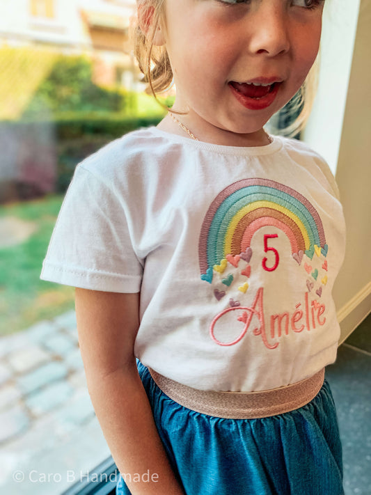 T-shirt verjaardag - kindjes - regenboog - geborduurd met naam - Caro B Handmade