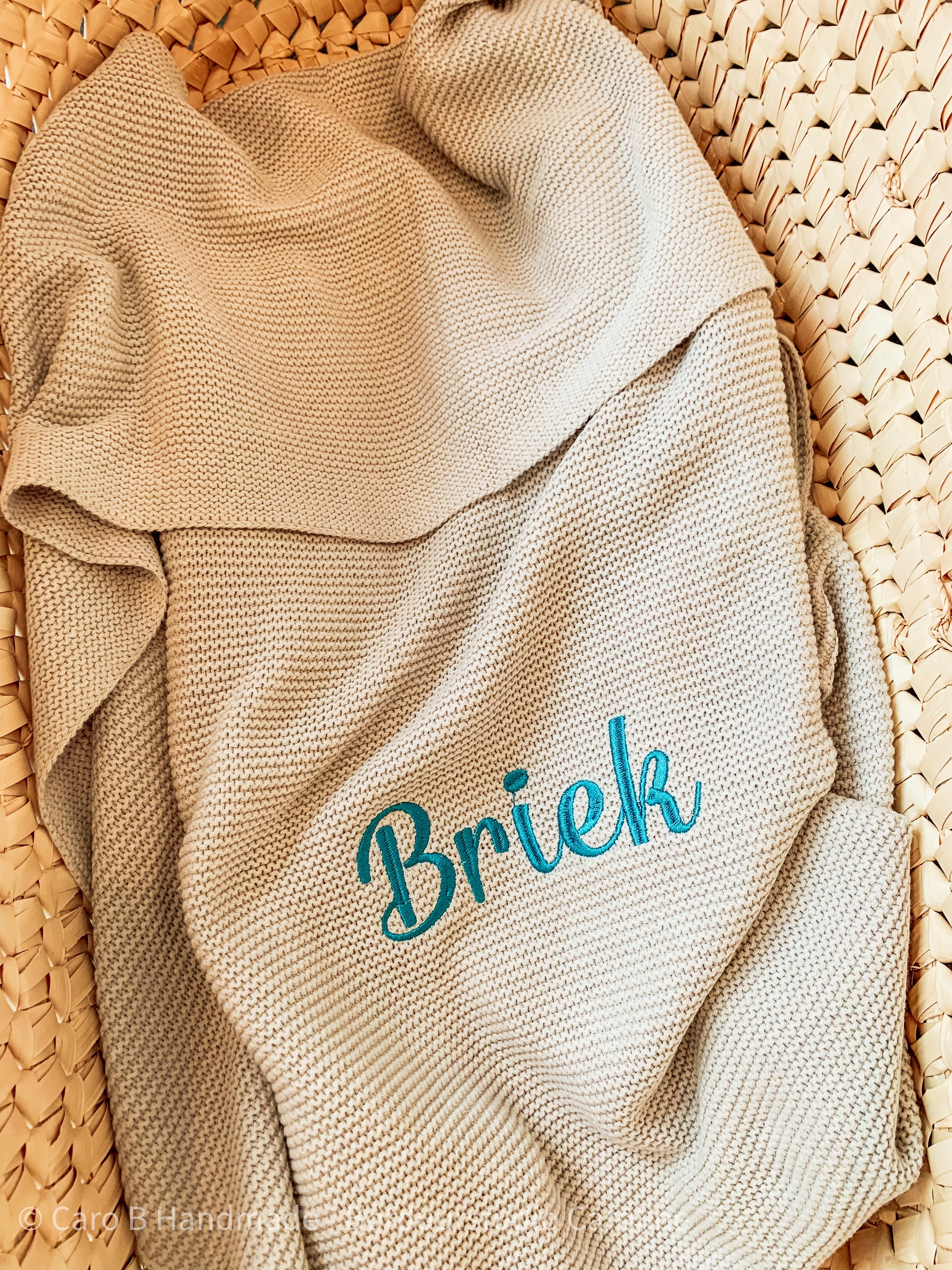 babywebshop - handgemaakte babydekentjes - HIB label - Unizo - Fysieke winkel in MerchtemPeizegem - Babydeken - geboortedekentjes - badponcho - logeertassen - mamabag - Caro B Handmade - mom bag - shopper - borduren met naam