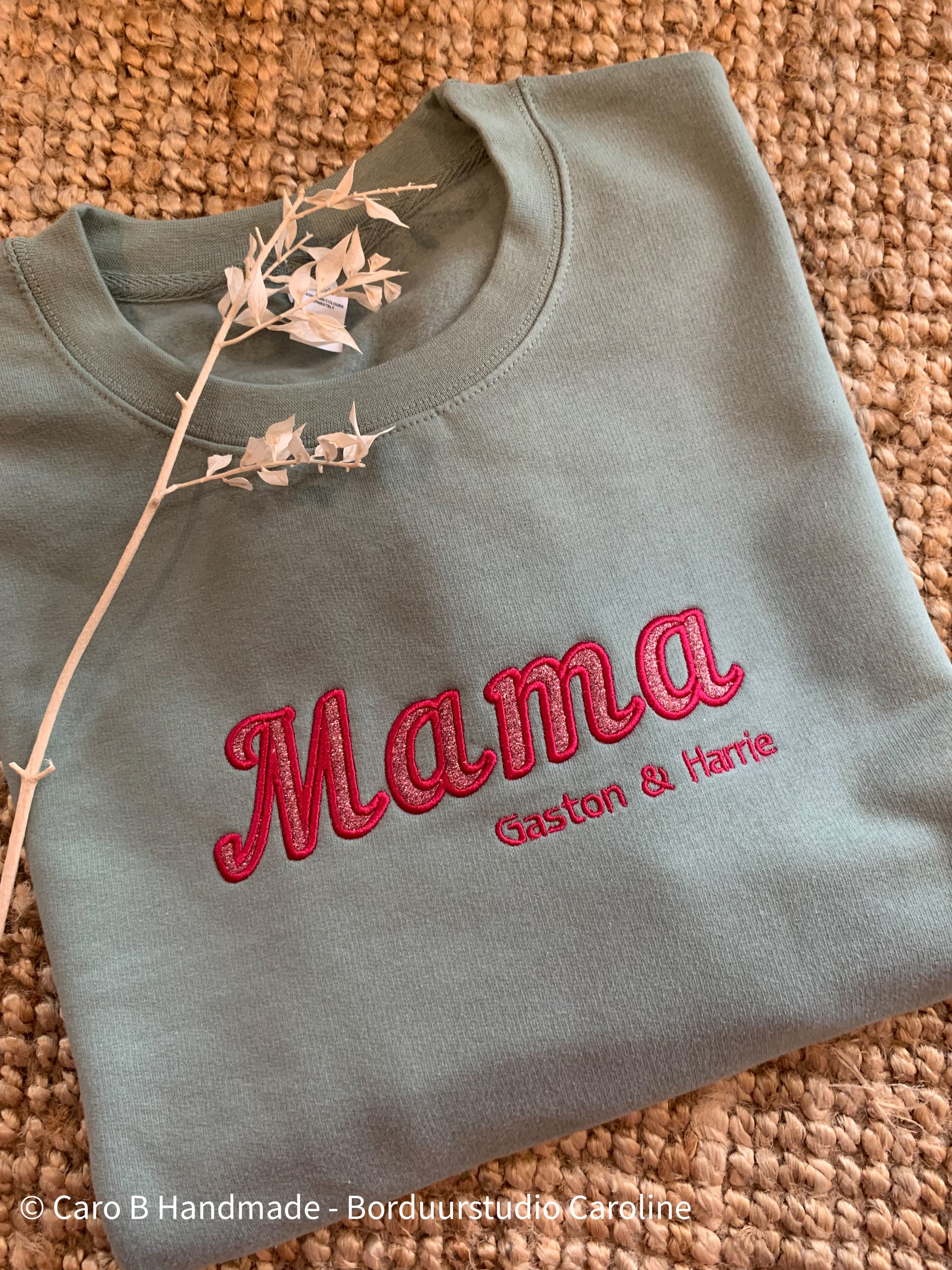 mama sweater - lijntekening - babywebshop - babydeken - winkel in Merchtem/Peizegem - borduren - badponcho - logeertassen - mama sweater - toilettas - boxpak - Caro B Handmade